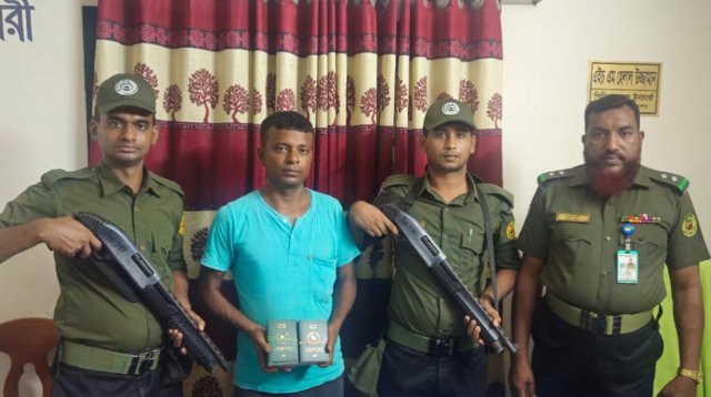 বেনাপোল বন্দরে ভারতীয় ট্রাকচালক আটক, ২০টি বাংলাদেশি পাসপোর্টসহ